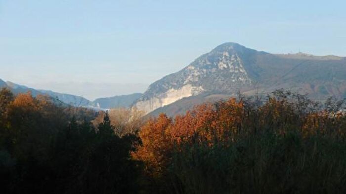 Casa con 6 locali in vendita in Piana, Cupramontana