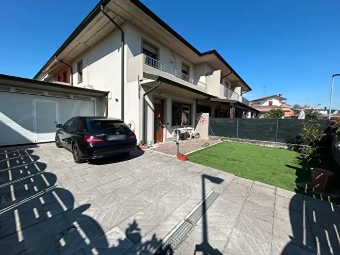 Casa quadrilocale in vendita in Via Emanuele Carioni, Misano Di Gera DAdda