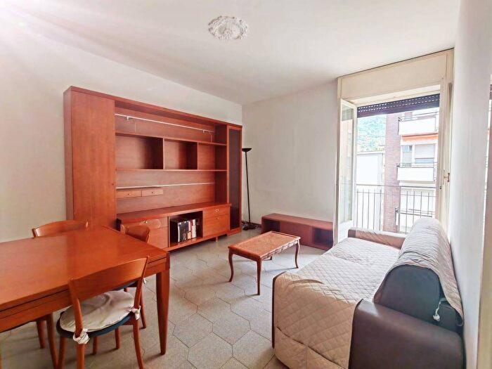 Appartamento trilocale in affitto in Borghi, Como