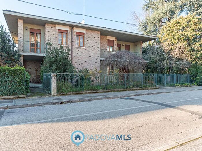 Casa con 6 locali in vendita in Rubano