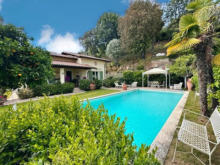 Casa con 15 locali in vendita in Pietrasanta