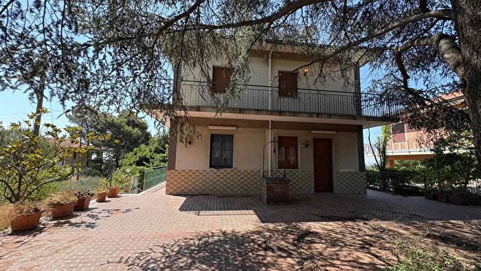 Casa con 6 locali in vendita in Corso Ara di Giove, Pedara