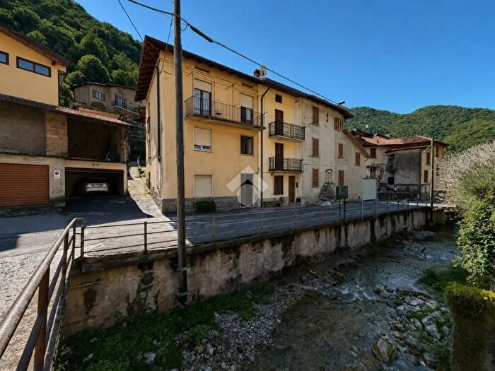 Casa con 5 locali in vendita in Via Pratomolone, Erve