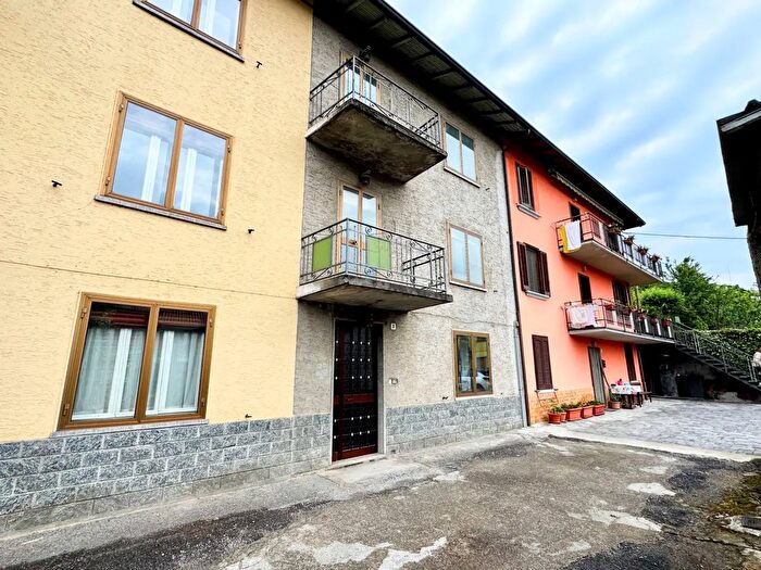 Casa con 8 locali in vendita in Via Leonardo da Vinci, Rogno