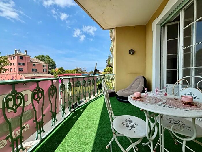 Appartamento con 8 locali in vendita in Via Stefano Turr, Genova