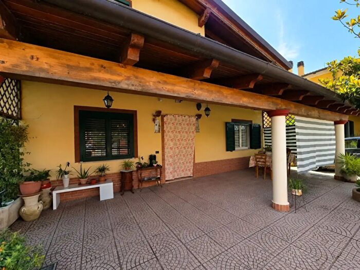 Casa quadrilocale in vendita in Via Contrada Casarino, Notaresco