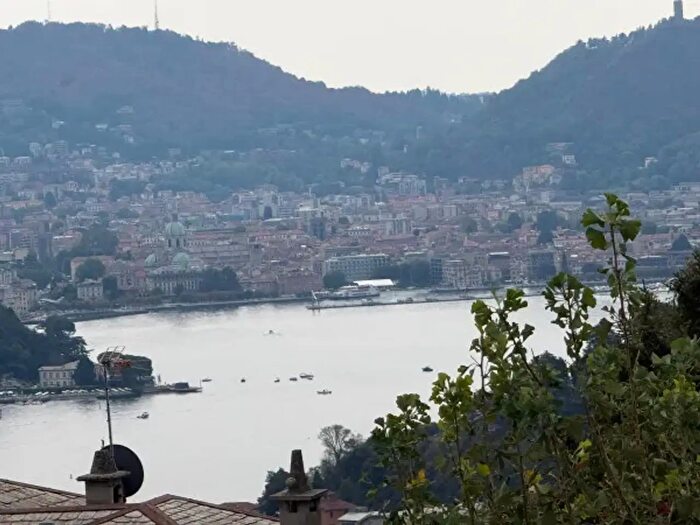 Appartamento trilocale in vendita in Via Cesare Battisti, Cernobbio