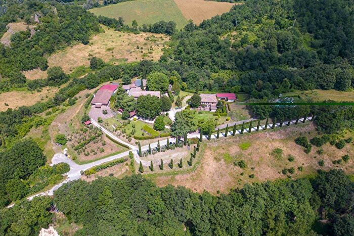 Casa con 12 locali in vendita in Orte