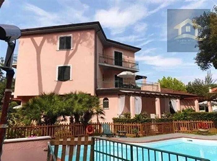 Appartamento trilocale in affitto in Ronchi Poveromo, Massa
