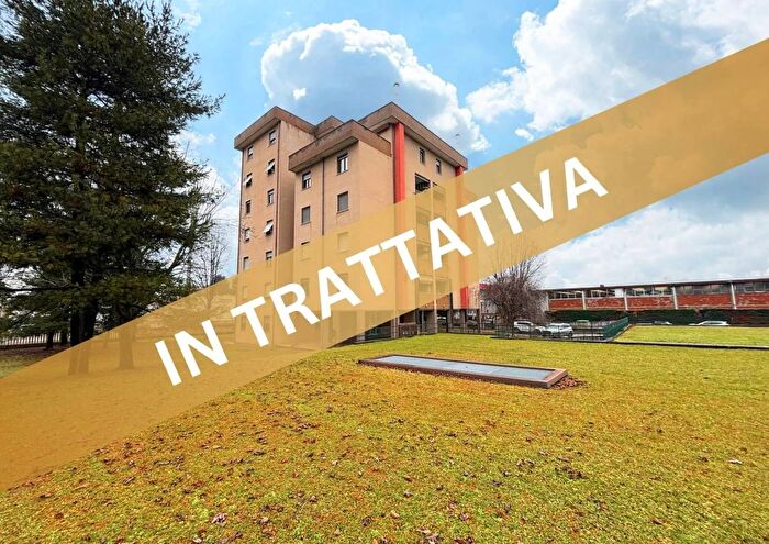 Appartamento trilocale in vendita in Vicolo Guglielmo Oberdan, Caronno Pertusella