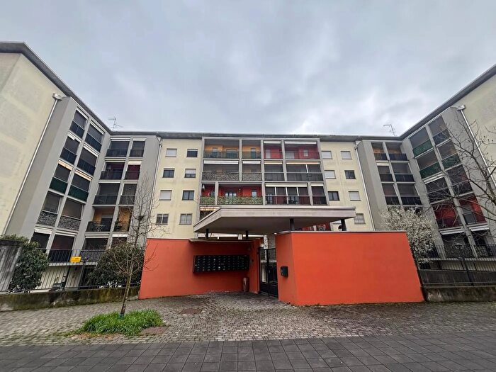 Appartamento trilocale in affitto in Via Ottobre, Rozzano