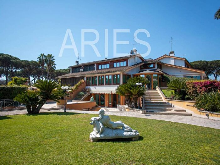 Casa con 6 locali in affitto in Via Licofrone, Casal Palocco, Roma