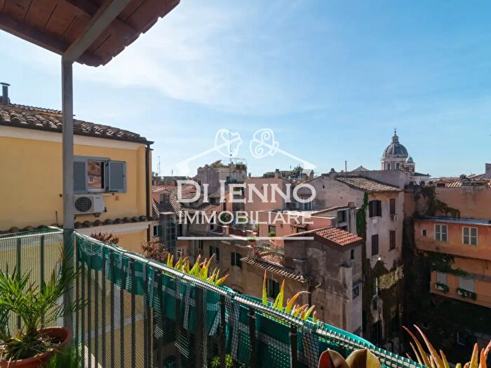 Appartamento quadrilocale in vendita in Via della Croce, Roma