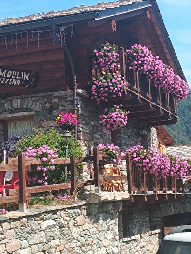 Casa con 10 locali in vendita in Via Cor Ranzola, Brusson