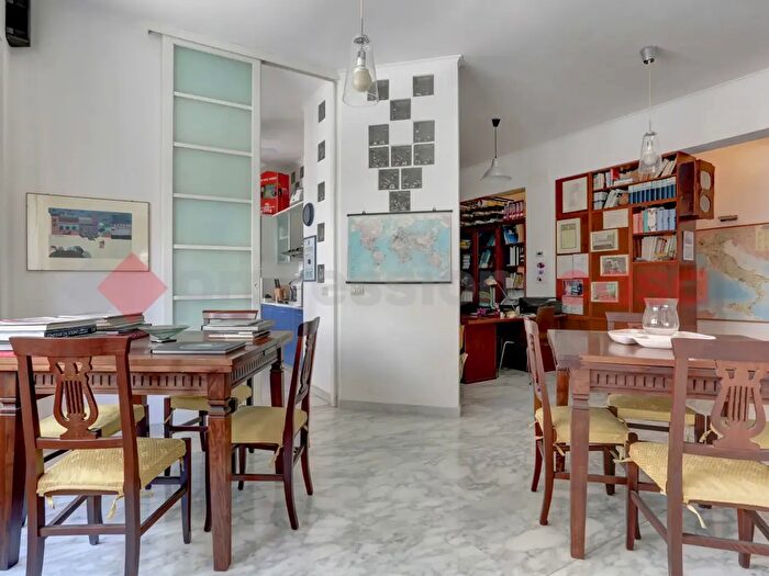 Appartamento con 5 locali in vendita in Via Ugo De Carolis, Roma