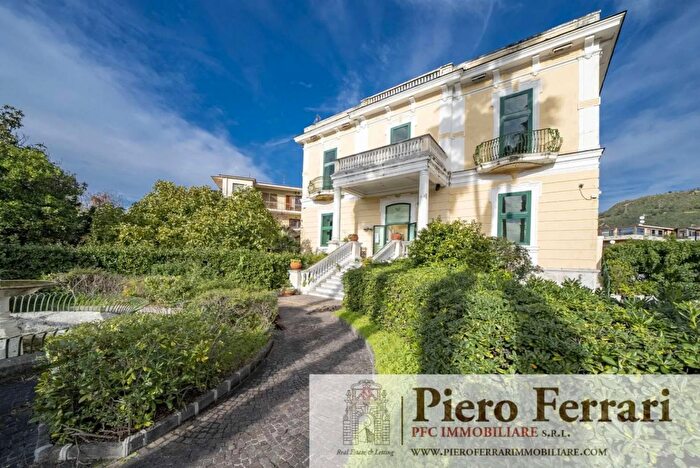 Casa con 10 locali in affitto in Via Raimondo Annicchino Pozzuoli, Pozzuoli