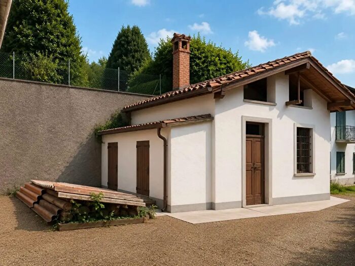 Casa con 7 locali in vendita in Fraz Cogoredo, Dolzago