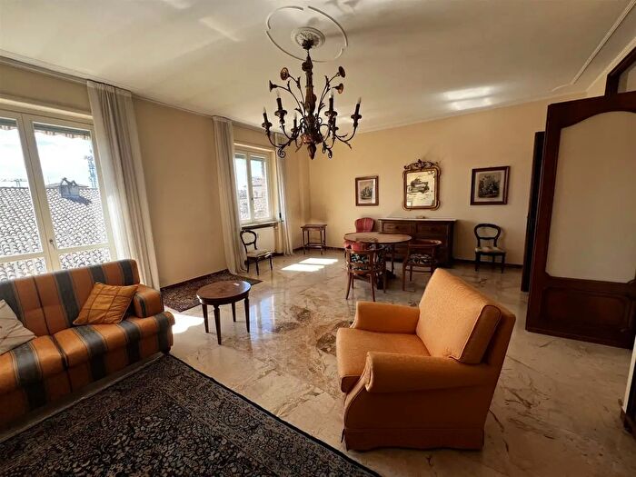 Appartamento con 9 locali in vendita in Via SantAntonino, Piacenza