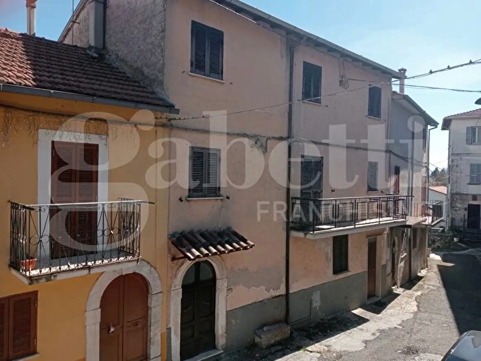 Casa con 5 locali in vendita in Villa SS Vecchia Via Sotto La Chiesa, Tagliacozzo