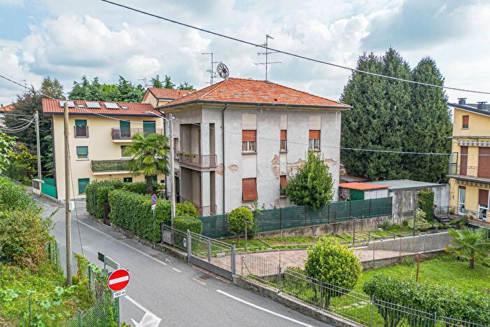 Casa con 6 locali in vendita in Via Longoni, Cantu