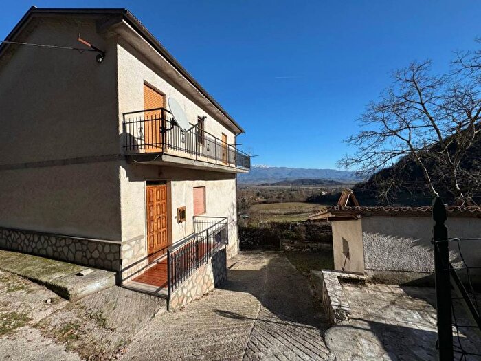Casa quadrilocale in affitto in via valle case snc, Contigliano