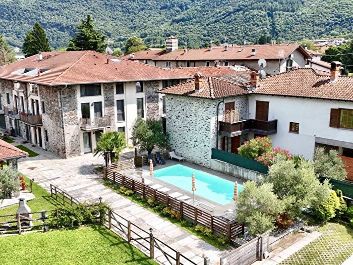 Appartamento trilocale in affitto in Via al Forte di Fuentes, Colico