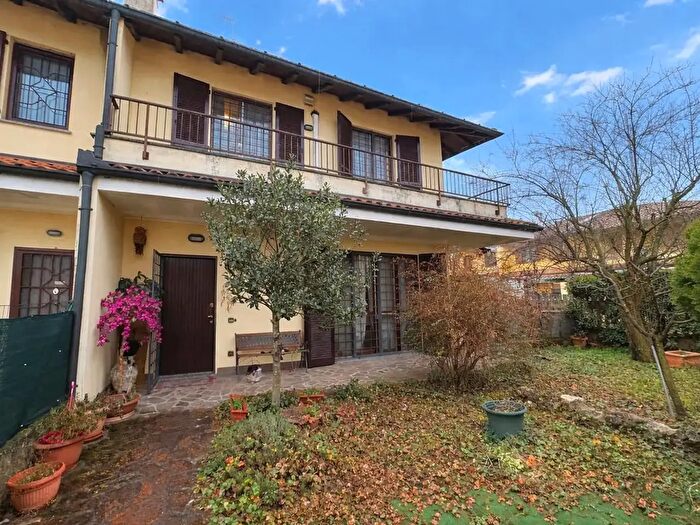 Casa quadrilocale in vendita in Via Carlo Alberto dalla Chiesa, Robecco Sul Naviglio