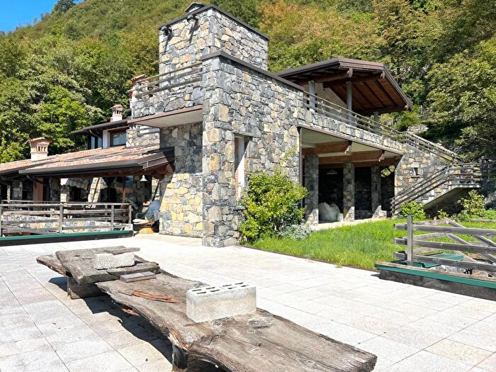 Casa con 7 locali in vendita in Via delle Ghiaie Bianzano, Bianzano