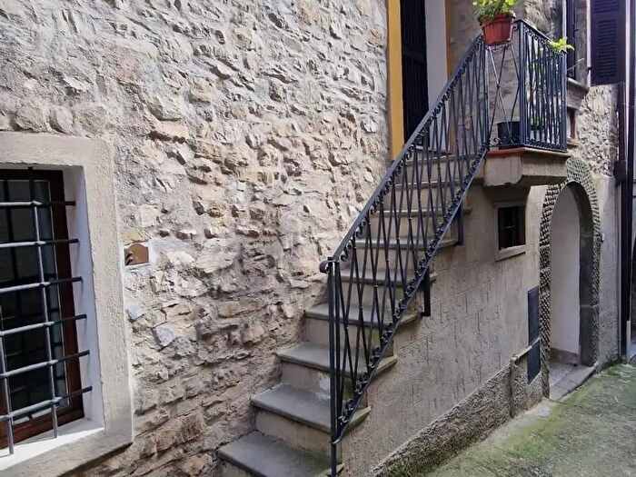 Casa con 6 locali in vendita in Bagnone