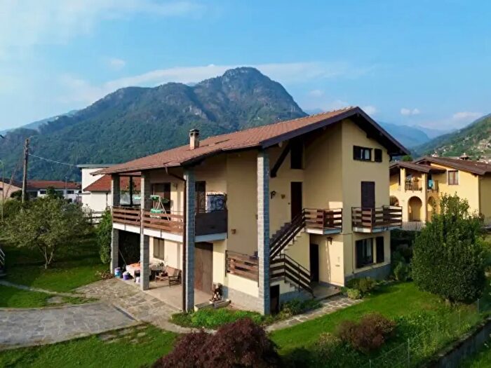 Casa con 6 locali in vendita in Via Vigna del Lago, Dongo