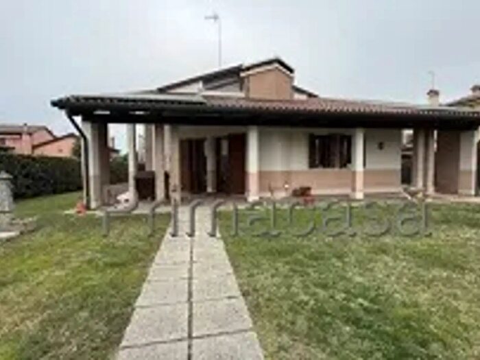 Casa con 11 locali in vendita in Via Como, Salzano