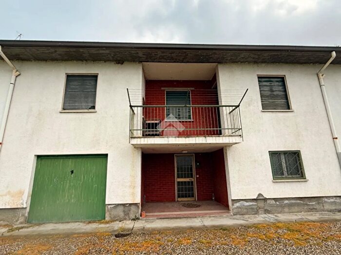 Appartamento quadrilocale in vendita in Via Stazione, Torre Beretti Castellaro