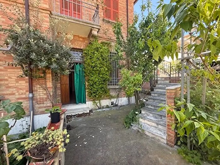 Casa con 9 locali in vendita in Via Zendrini, Ravenna