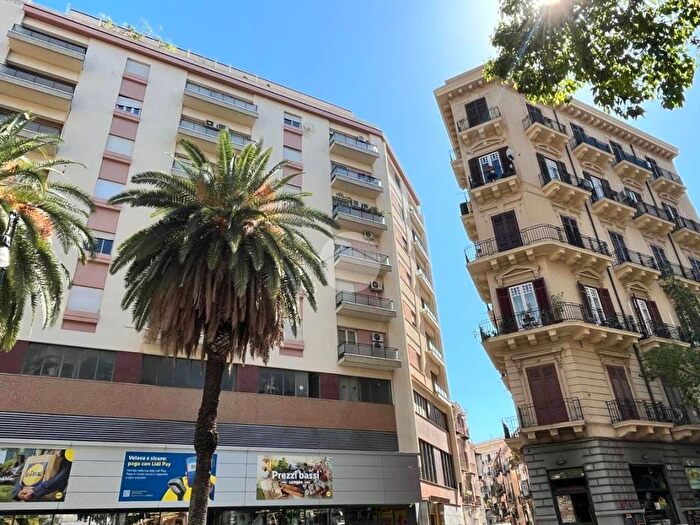 Appartamento con 6 locali in affitto in Via Roma, Kalsa, Palermo
