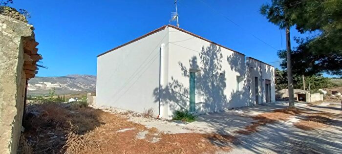 Casa con 8 locali in vendita in Via Pisello, Valderice