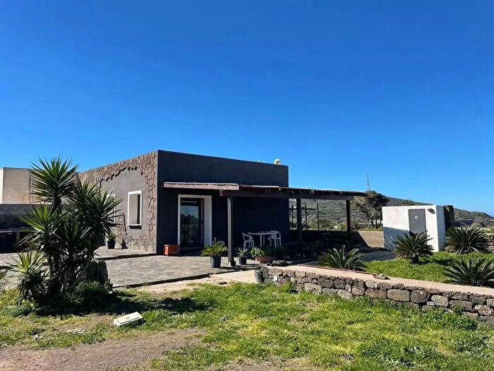 Casa trilocale in vendita in Via Ruchia, Pantelleria