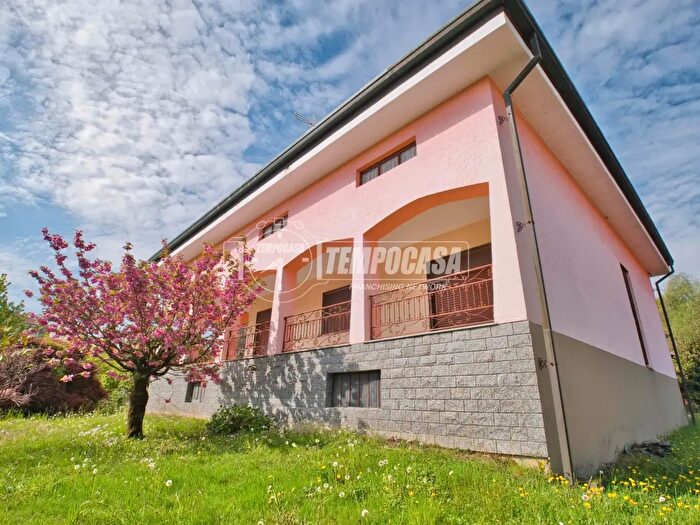 Casa con 6 locali in vendita in Lozzolo