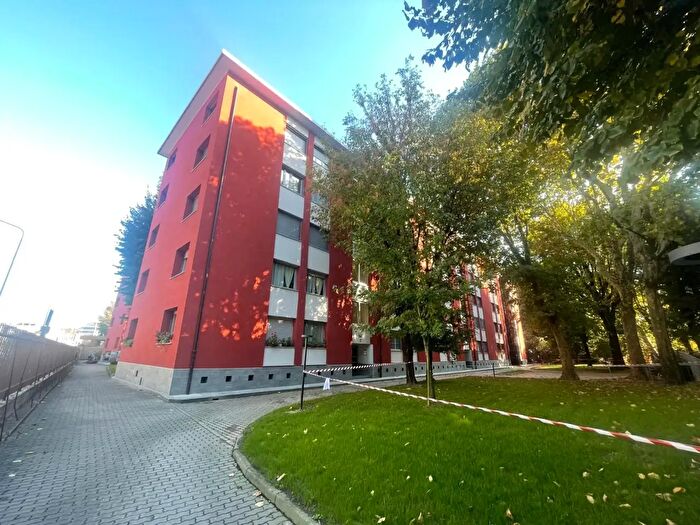 Appartamento trilocale in vendita in Via Vittorio Barzoni, Milano