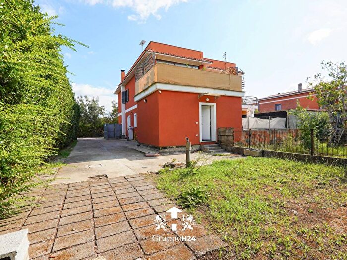 Appartamento quadrilocale in vendita in Vicolo della Stazione di Pavona, Santa Fumia, Roma