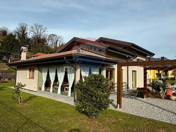 Casa con 7 locali in vendita in Via Roma, Leggiuno