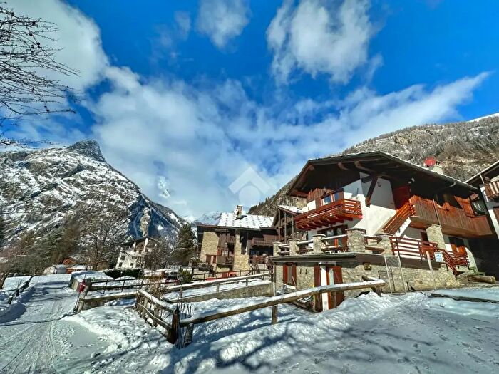 Casa con 10 locali in vendita in Strada Villair, Courmayeur
