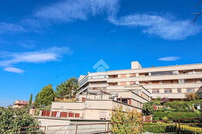 Appartamento con 6 locali in vendita in Via Montenerodomo, Chieti