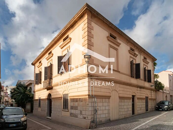 Casa con 16 locali in vendita in Via Parpaglia, Oristano