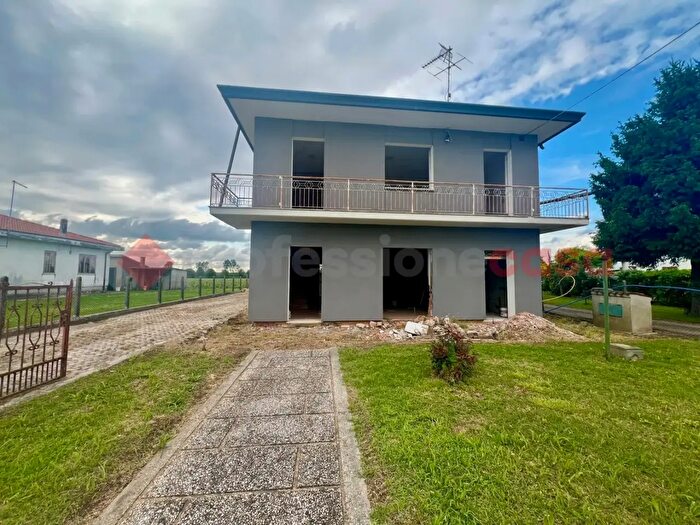 Casa quadrilocale in vendita in Via Canaletta Snc, Stanghella