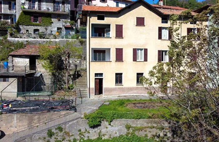 Casa con 10 locali in vendita in Plesio