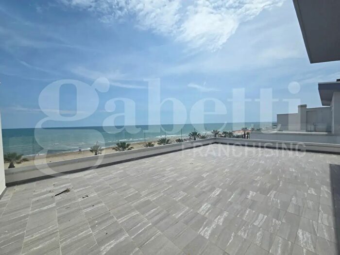 Appartamento trilocale in vendita in Lungomare Sirena, Tortoreto