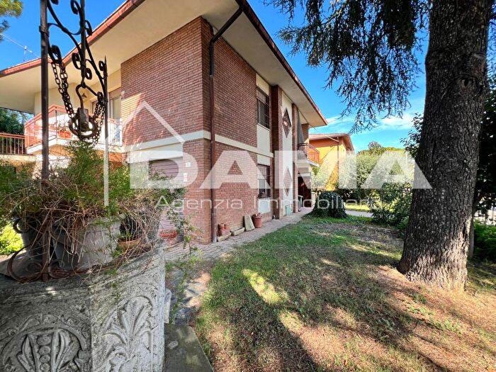 Casa con 8 locali in vendita in Via Aristide Venturini, Forli