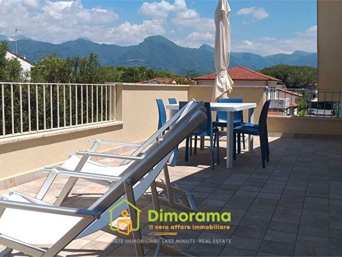 Appartamento con 6 locali in affitto in VIA ROSI LIDO DI CAMAIORE, Lido di Camaiore, Camaiore