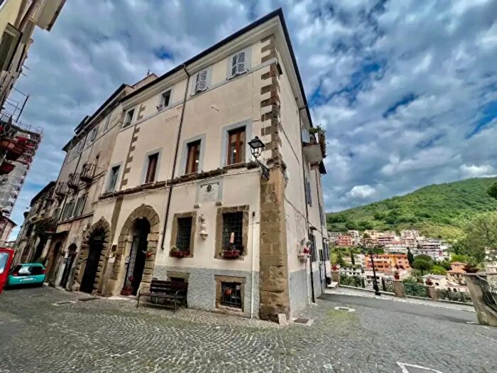 Appartamento trilocale in vendita in Poli