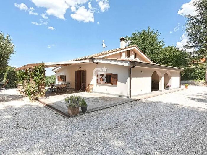 Casa con 10 locali in vendita in Strada Romana, Viterbo